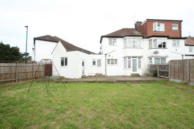 Kinross Close, Kenton, HA3 0UE Salter McGuinness